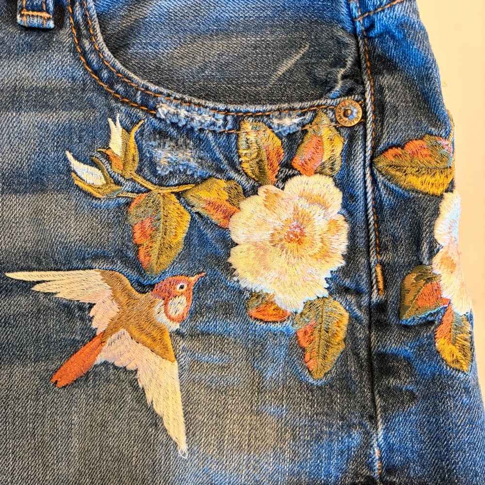 American Eagle Vintage Hi-Rise Festival Embroidered Denim Shorts 0 - Picture 4 of 4
